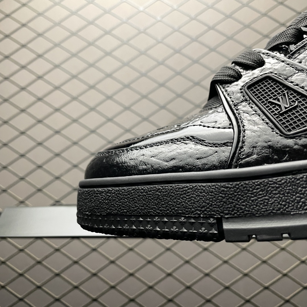 Low-top casual sneakers