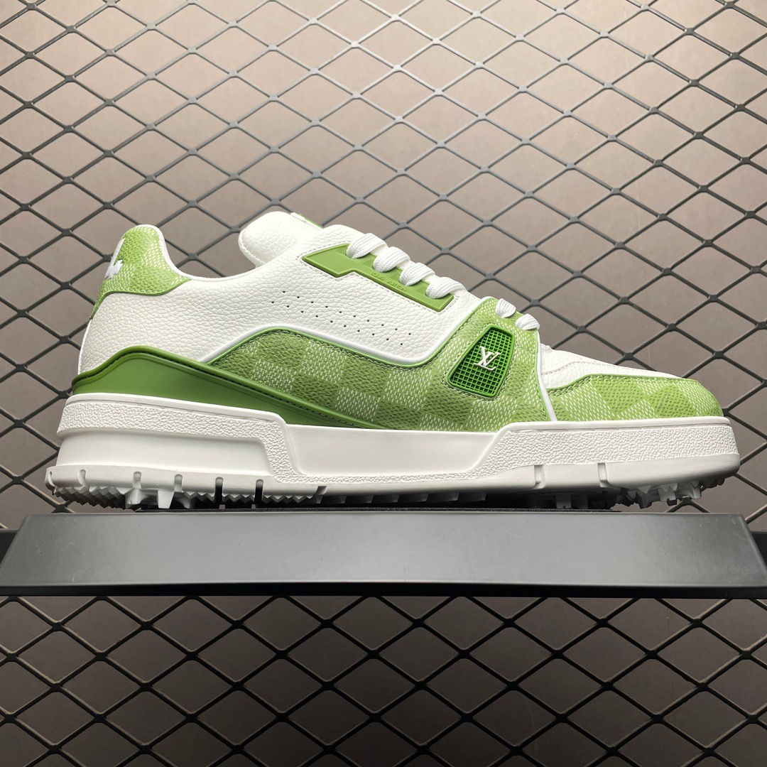 Low-top casual sneakers