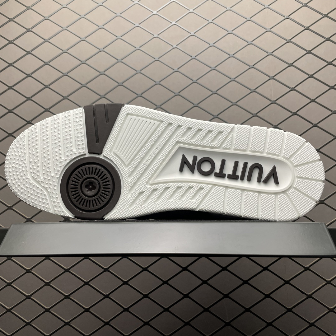 Low-top casual sneakers