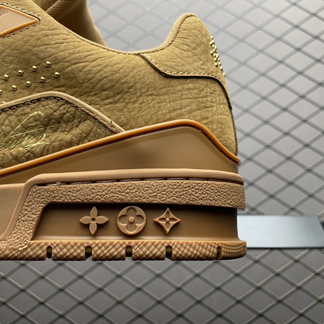 Brown low-top casual sneakers