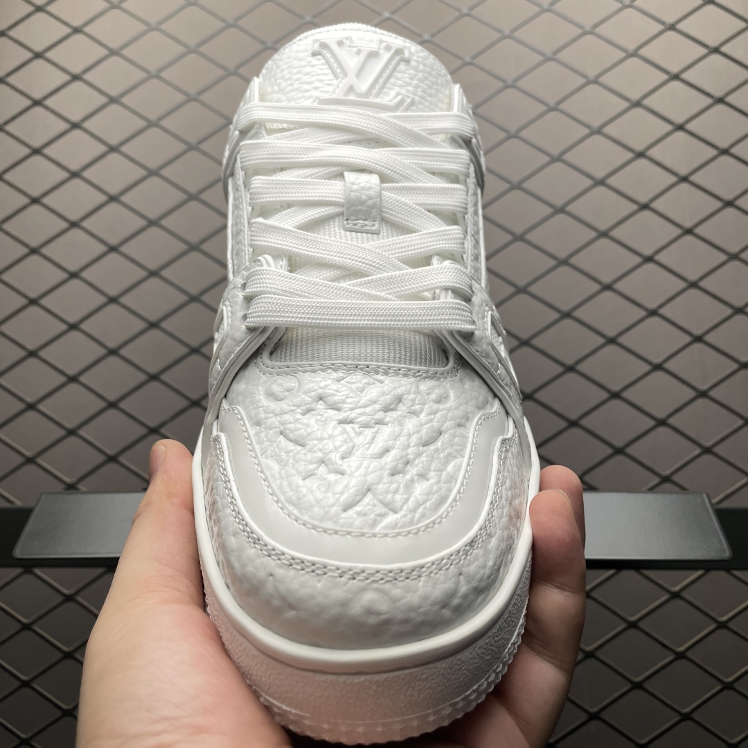 Low-top casual sneakers