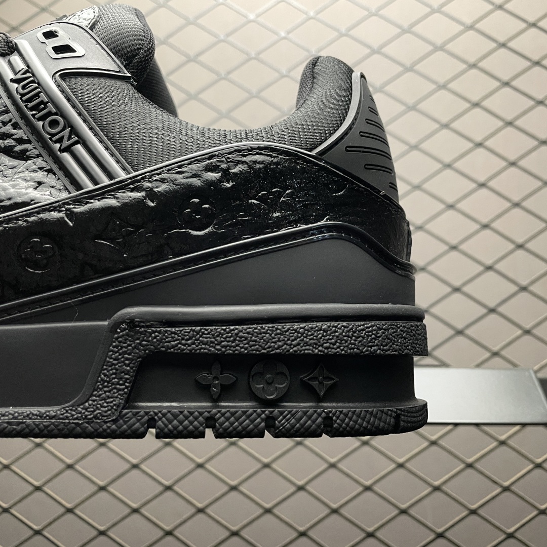 Low-top casual sneakers