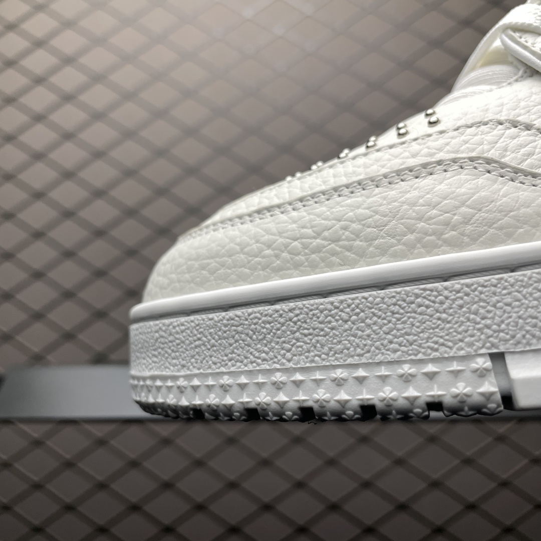 Low-top casual sneakers