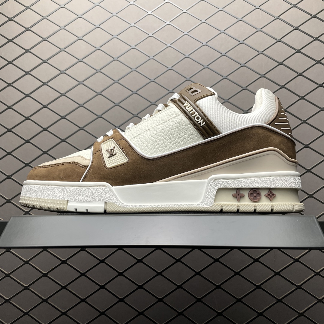 Low-top casual sneakers