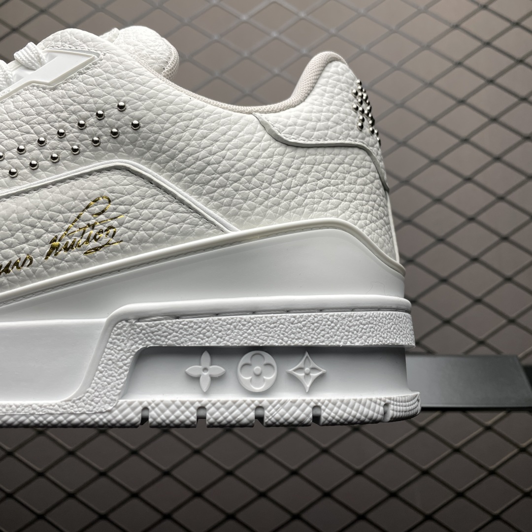 Low-top casual sneakers