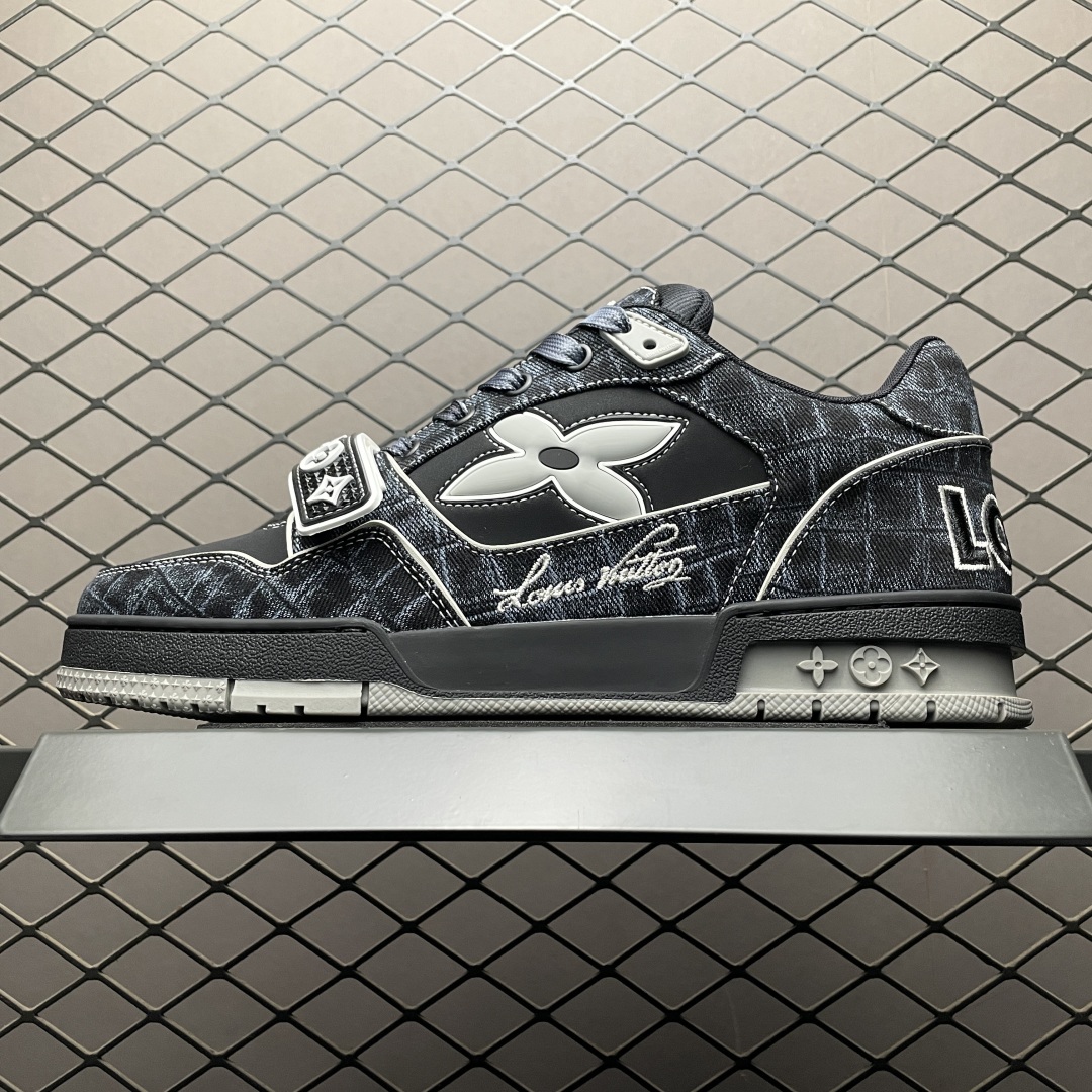 Low-top casual sneakers