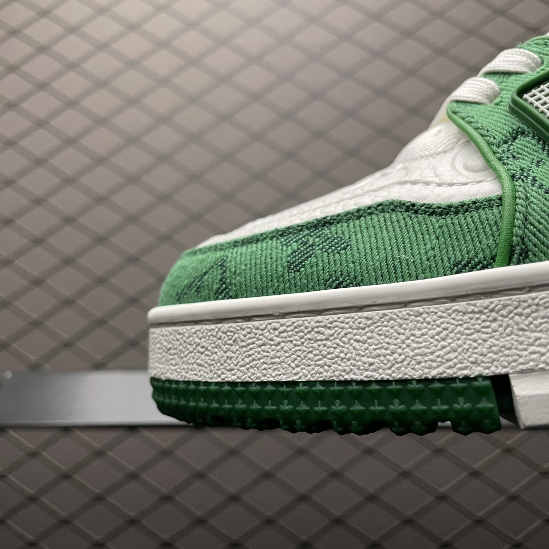 Low-top casual sneakers