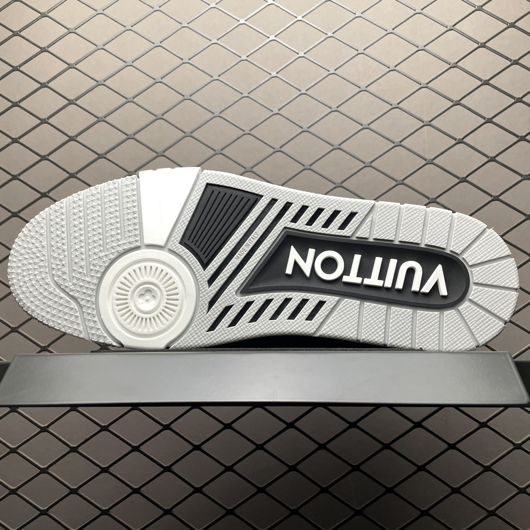 Low-top casual sneakers