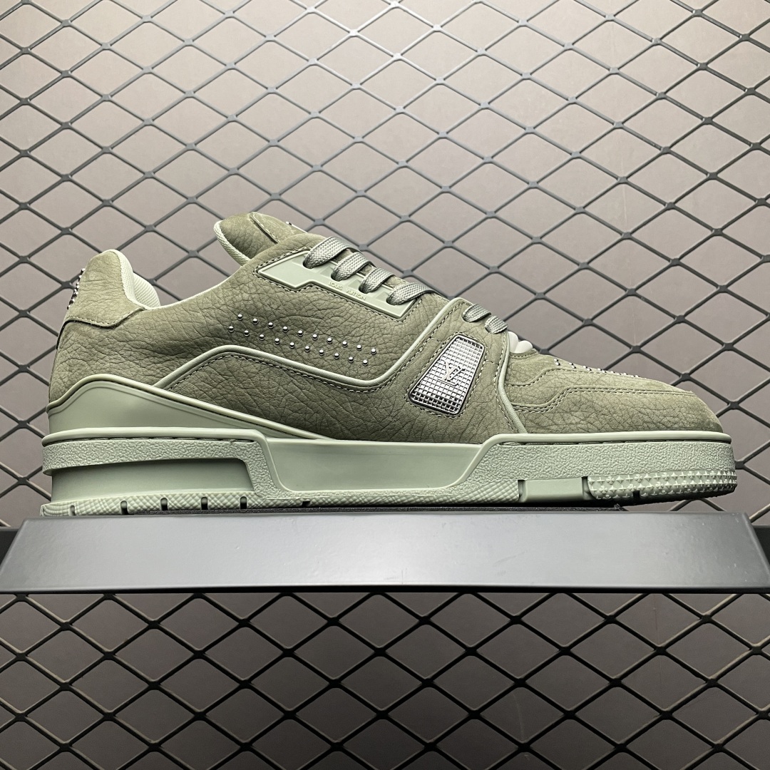 Low-top casual sneakers