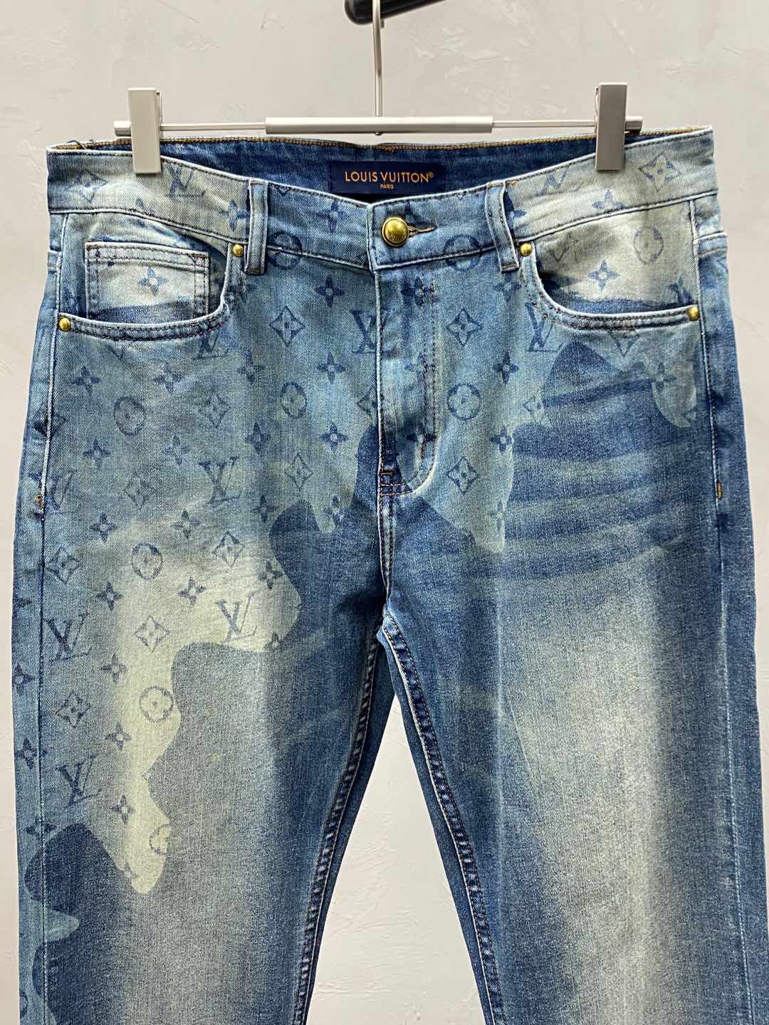 Breathable and comfortable jeans