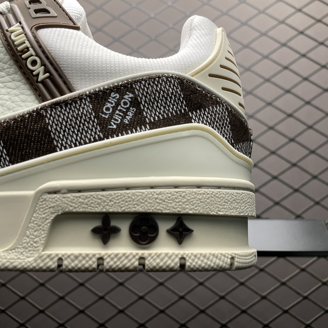 Low-top casual sneakers