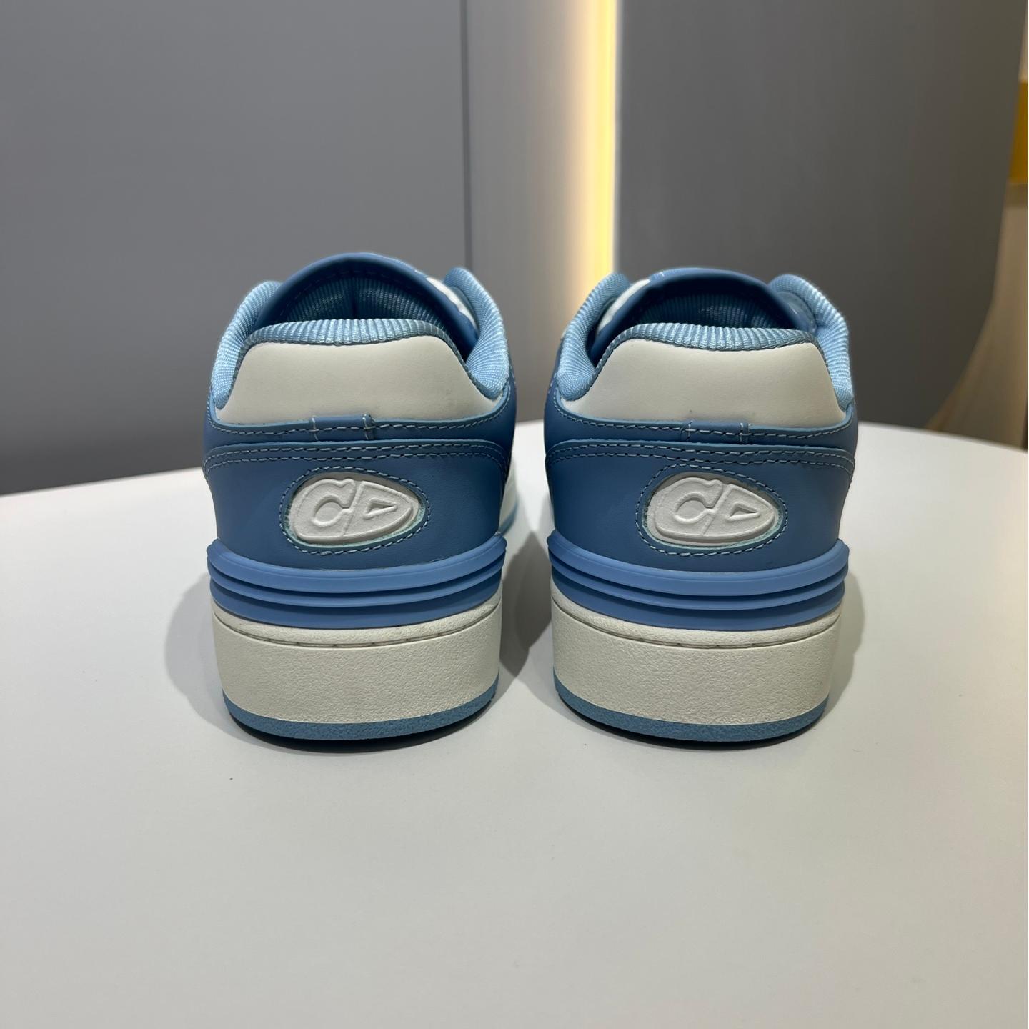 Low-top casual couple sneakers