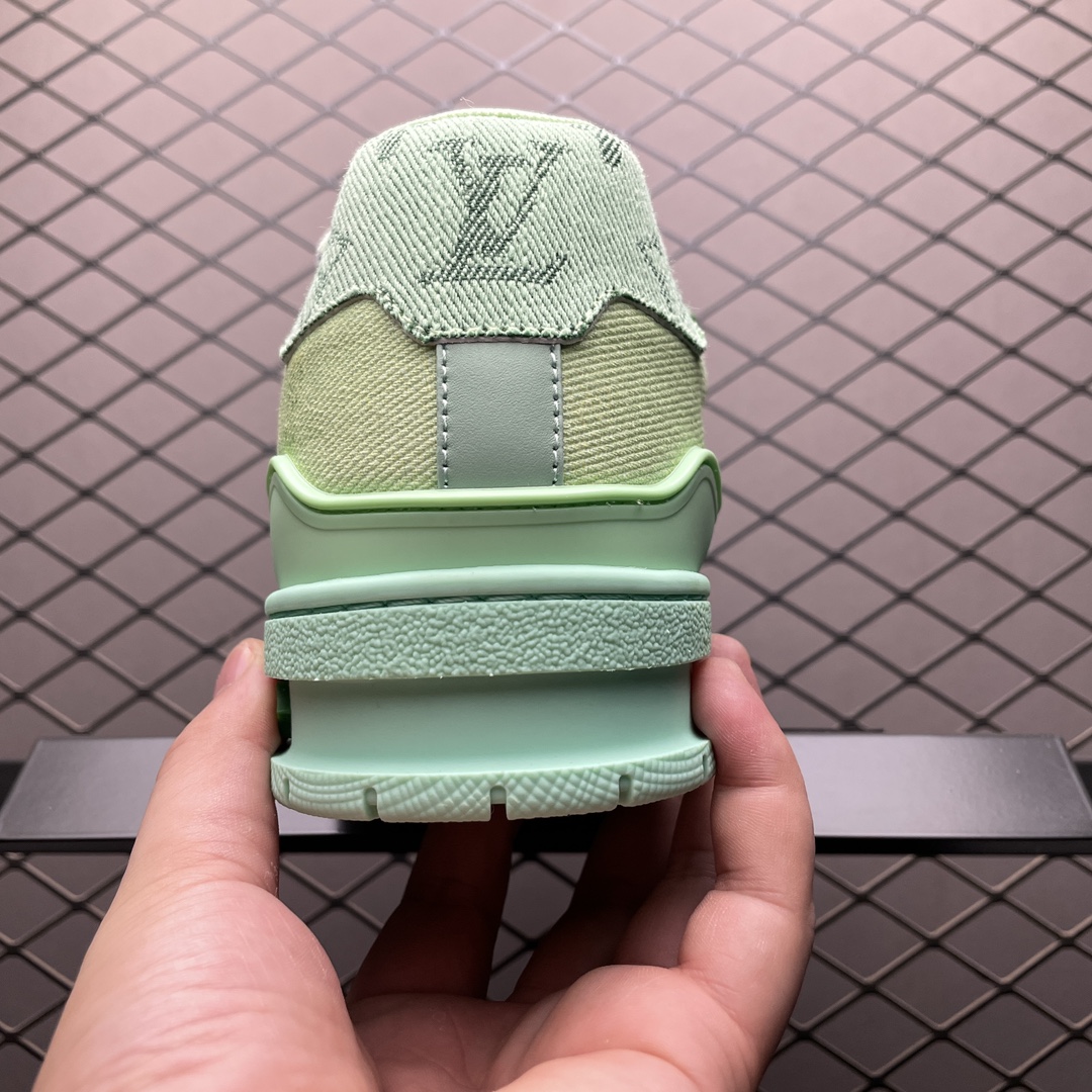 Low-top casual sneakers