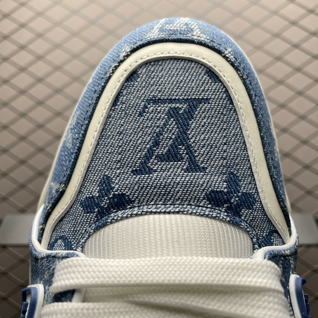 Low-top casual sneakers