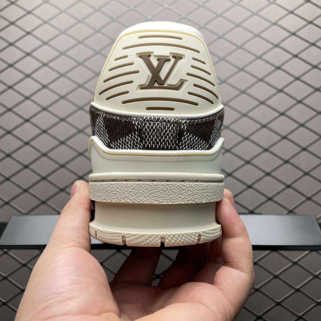 Low-top casual sneakers