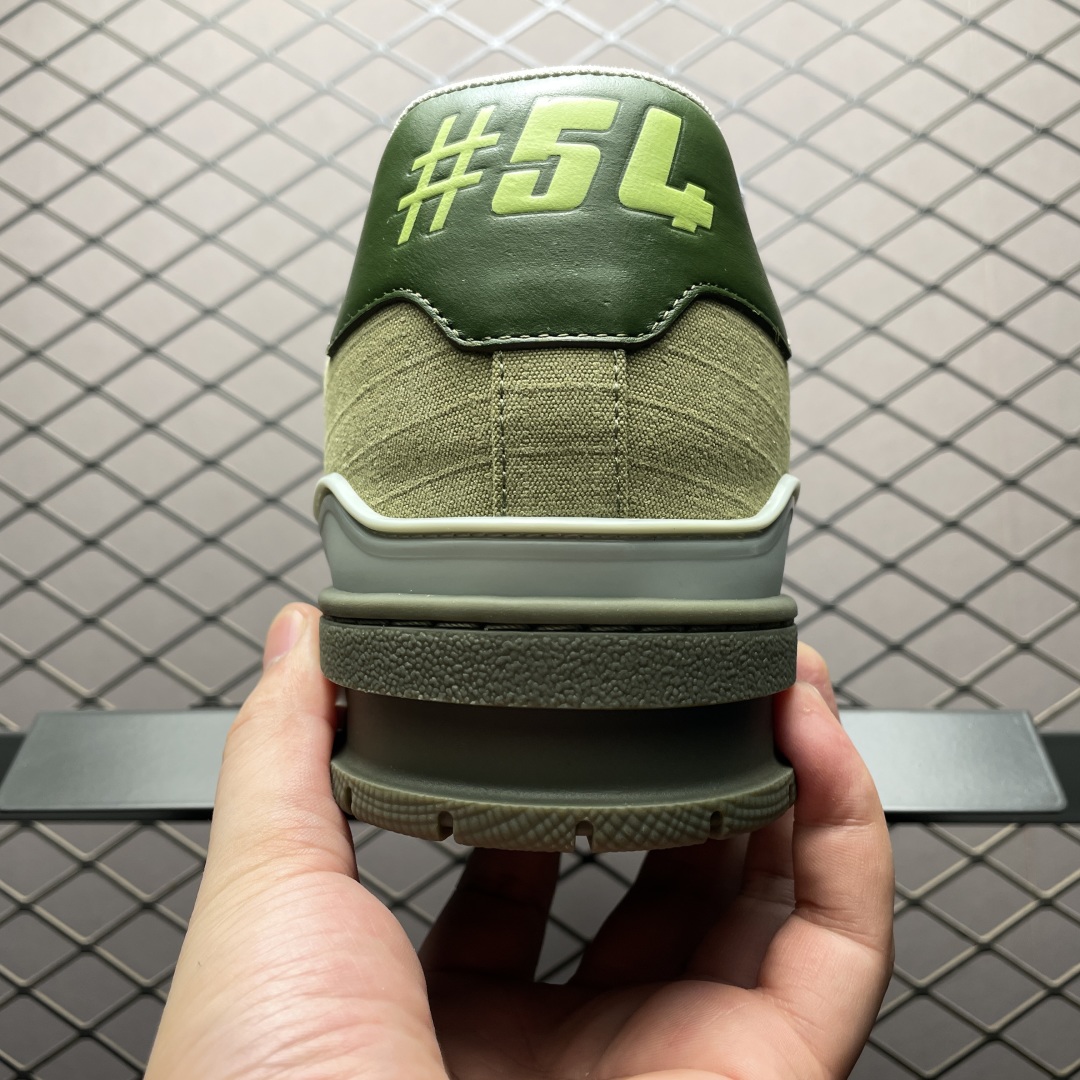 Light green low-top casual sneakers