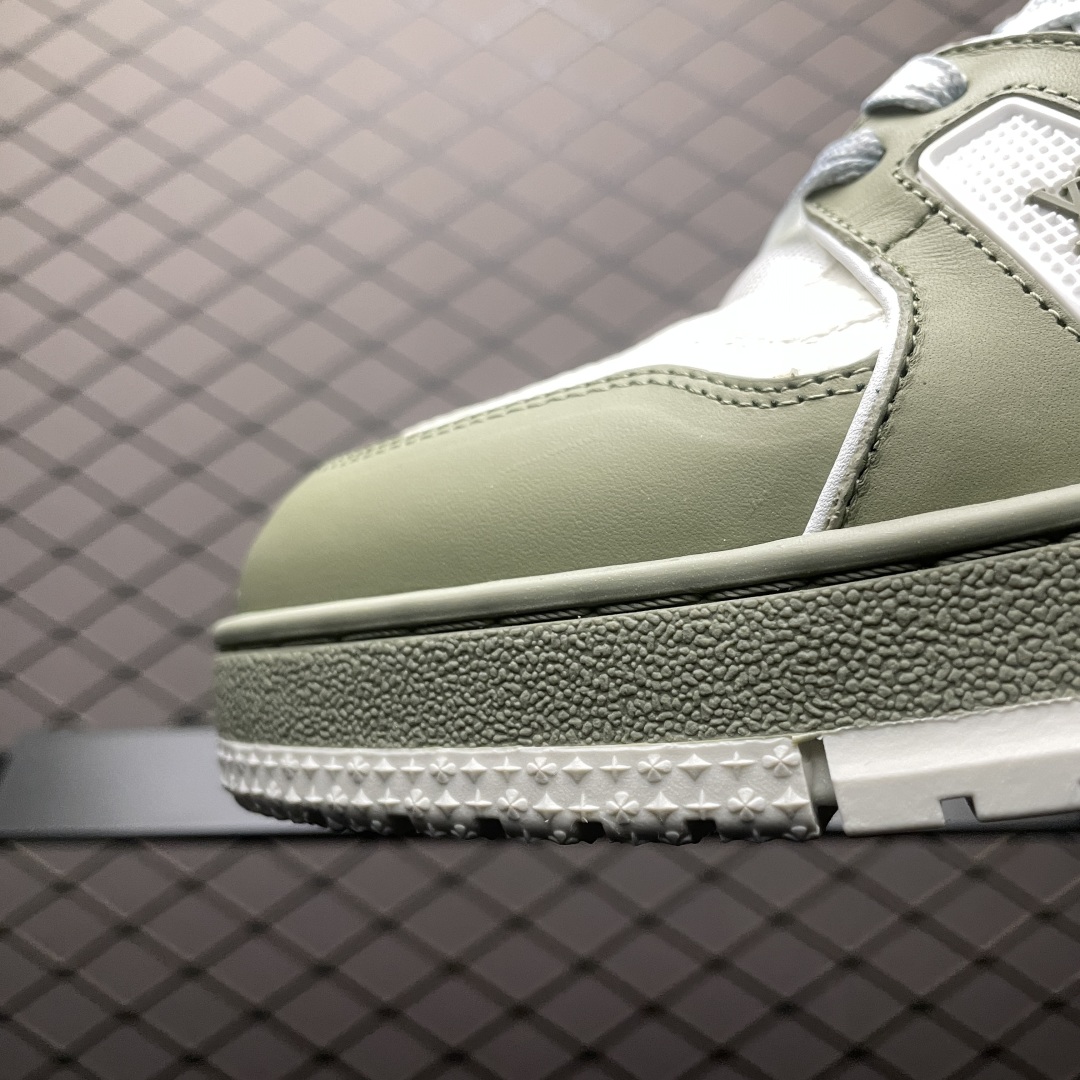 Low-top casual sneakers