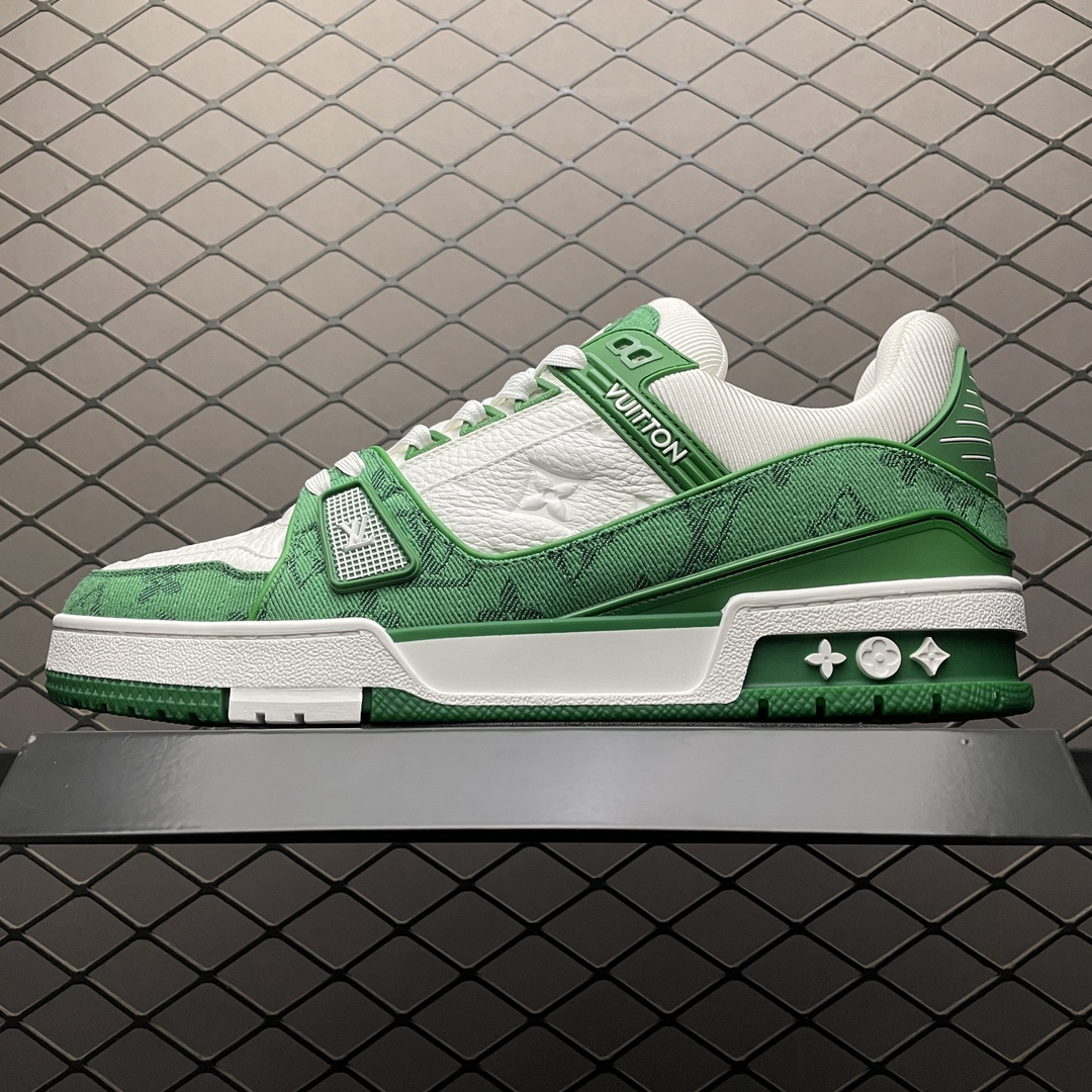 Low-top casual sneakers