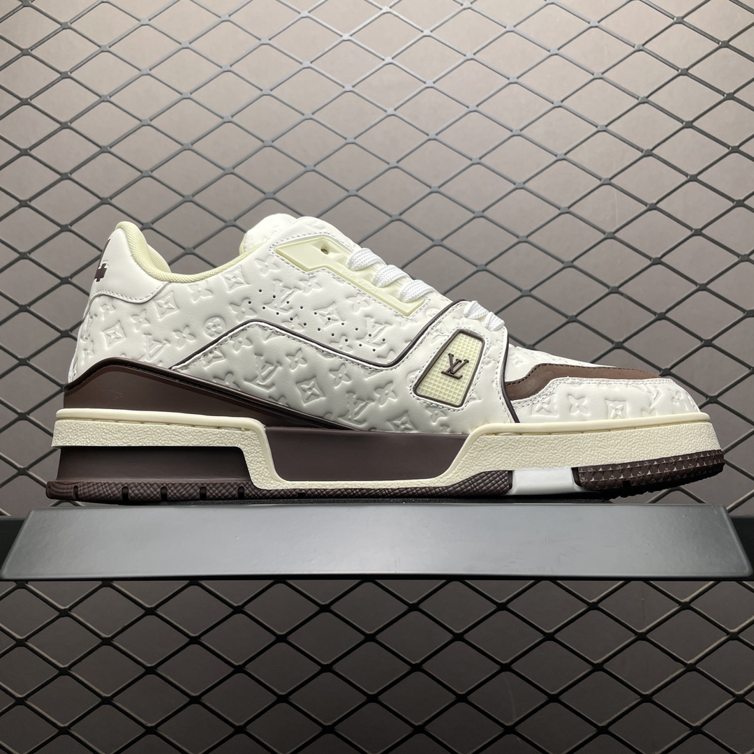 Low-top casual sneakers