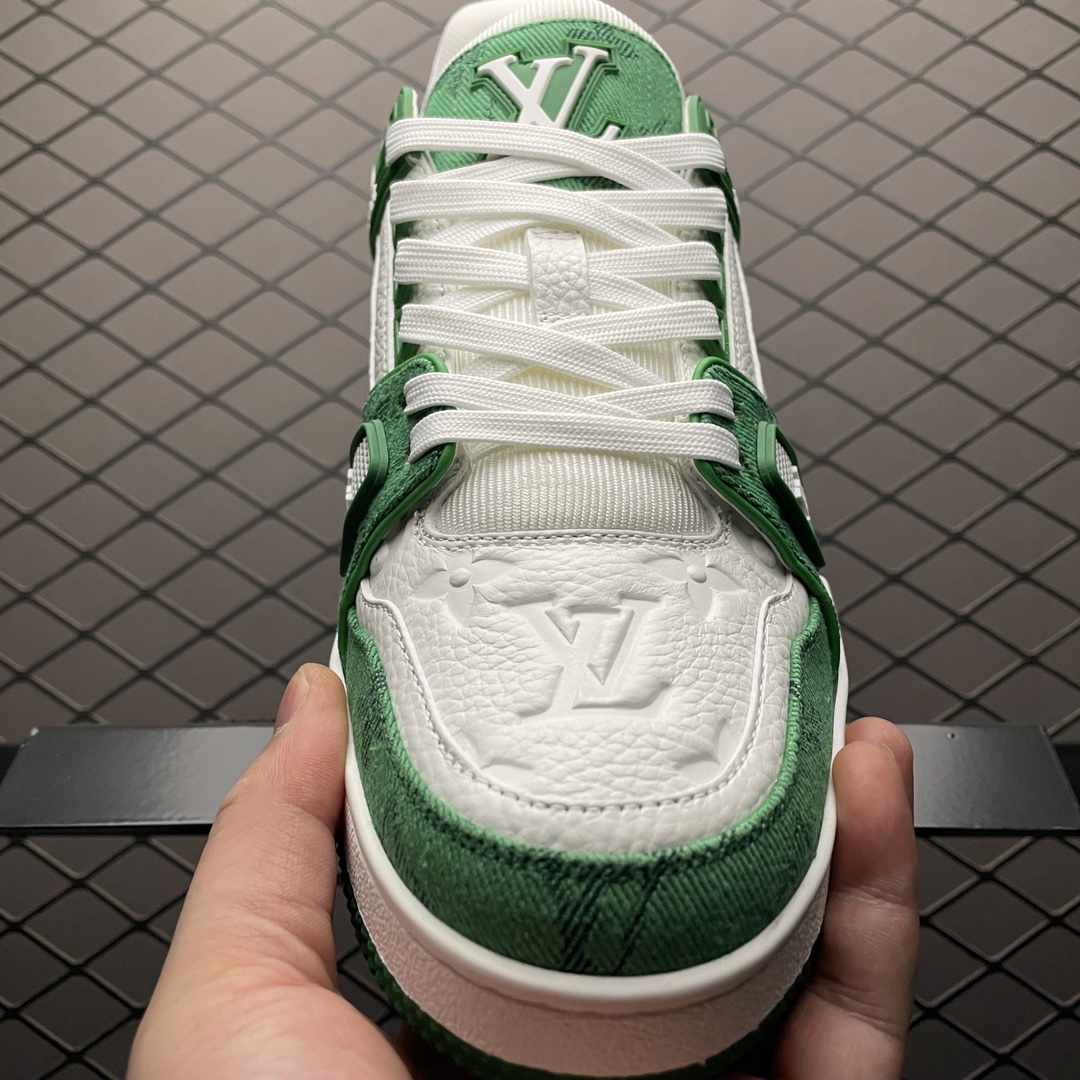 Low-top casual sneakers