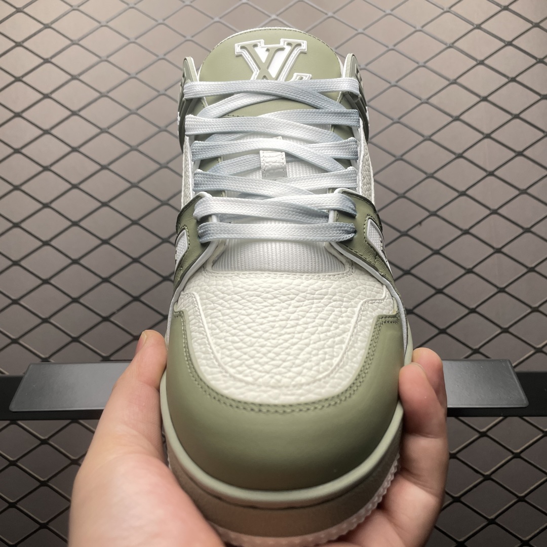 Low-top casual sneakers