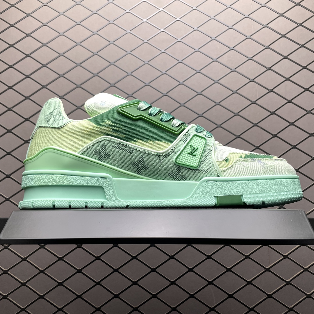 Low-top casual sneakers