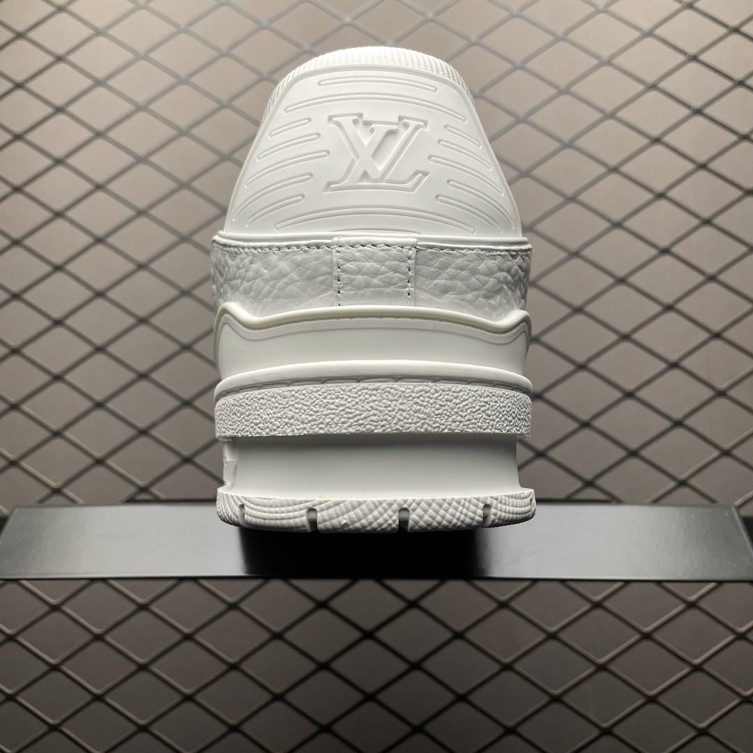 Low-top casual sneakers