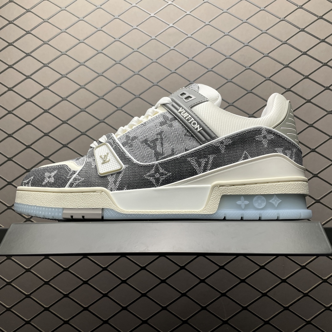 Low-top casual sneakers