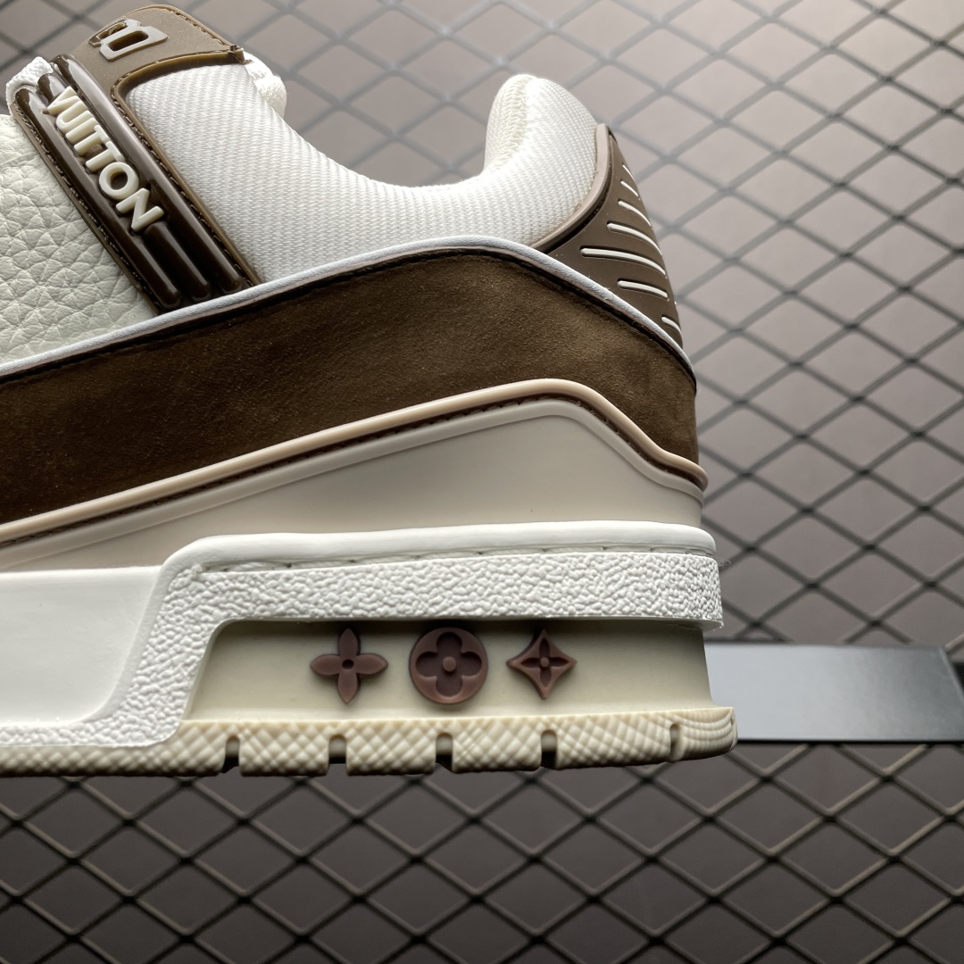 Low-top casual sneakers