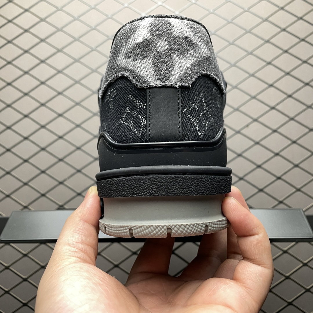 Low-top casual sneakers