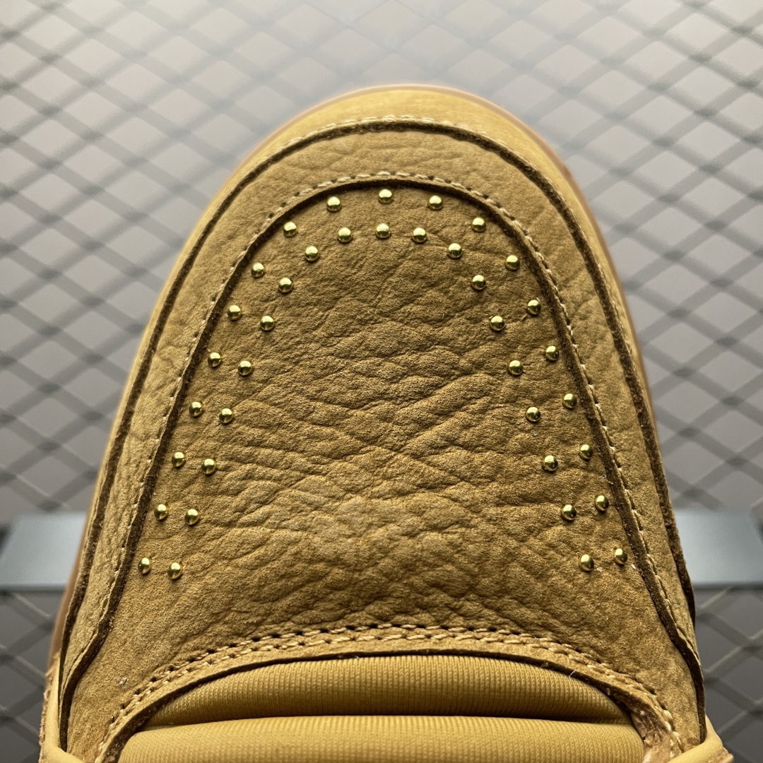 Brown low-top casual sneakers