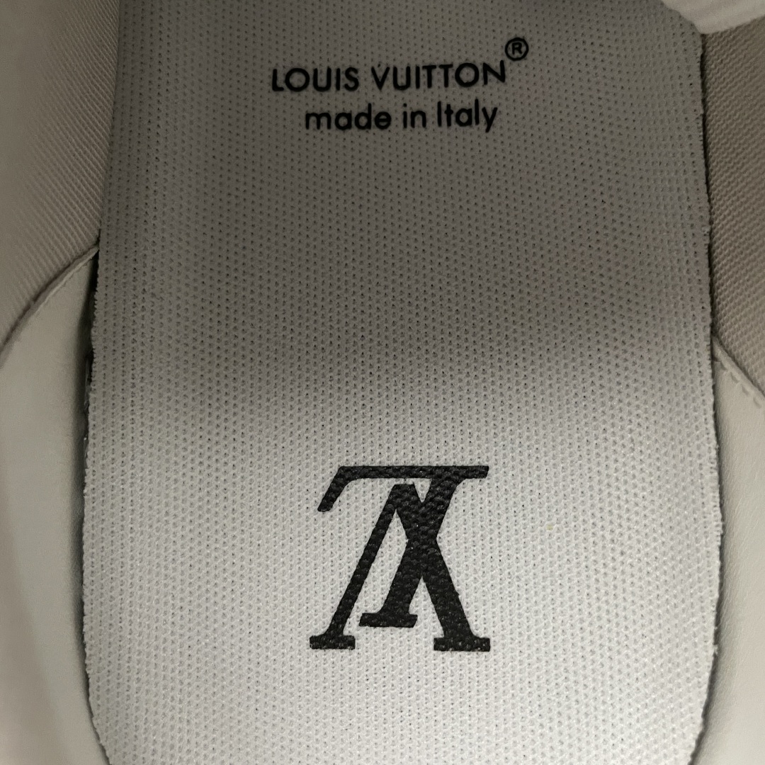 Low-top casual sneakers