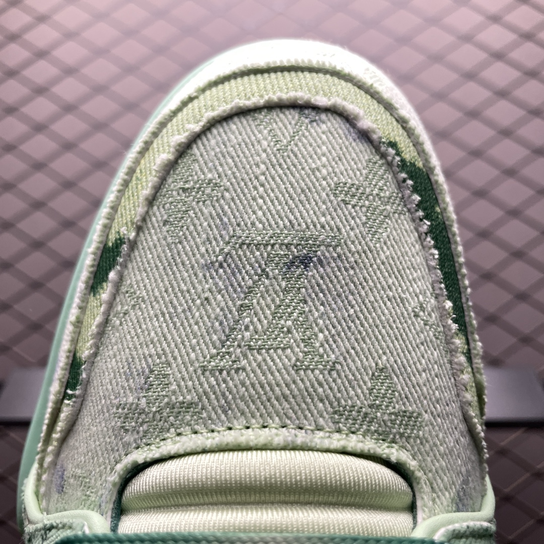 Low-top casual sneakers