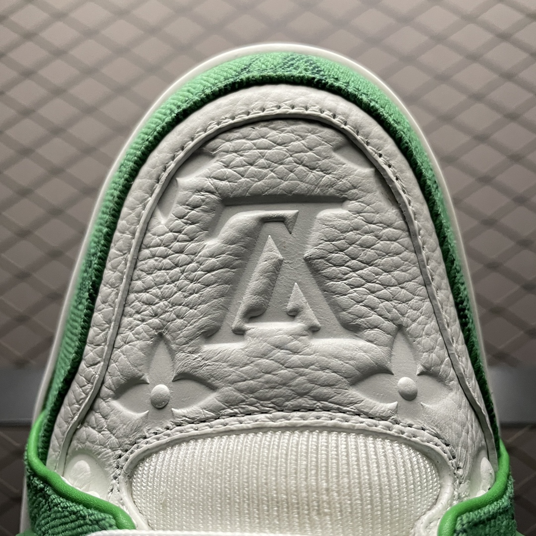 Low-top casual sneakers