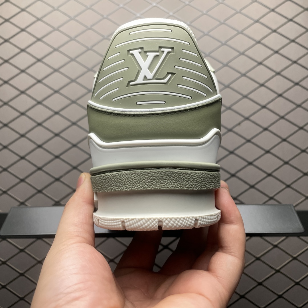 Low-top casual sneakers