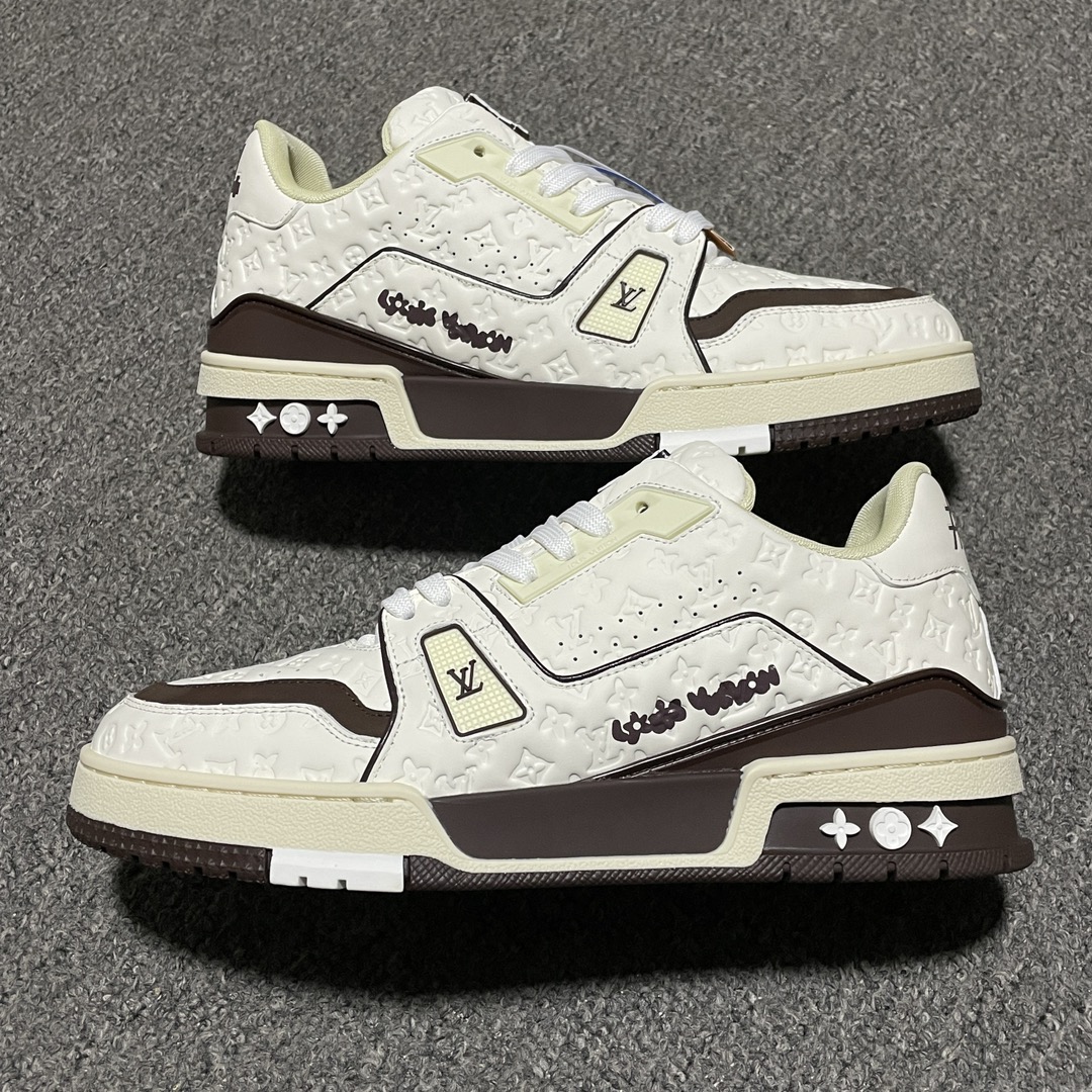 Low-top casual sneakers