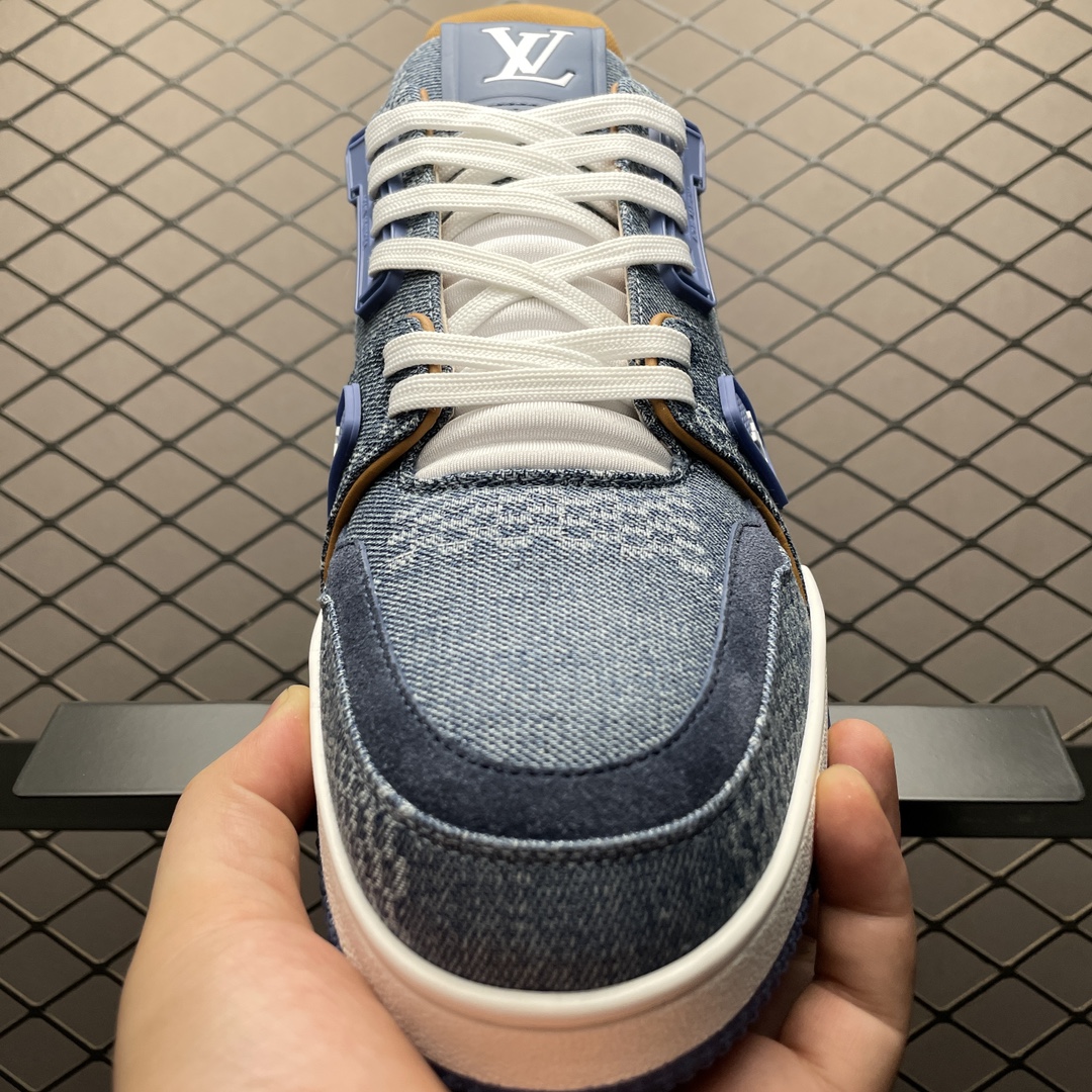 Low-top casual sneakers