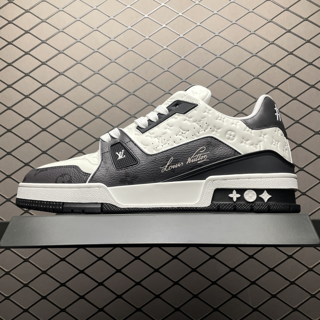 Low-top casual sneakers