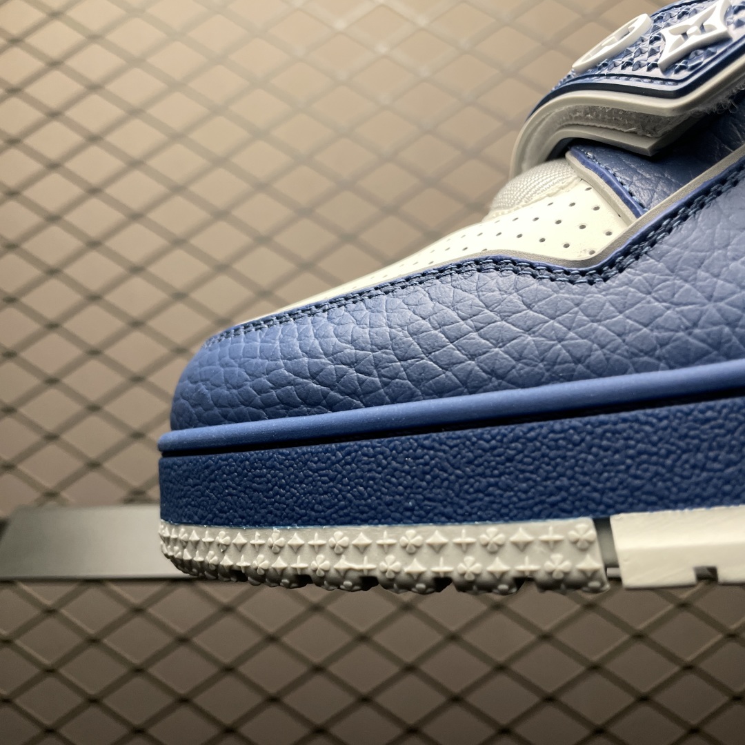 Low-top casual sneakers