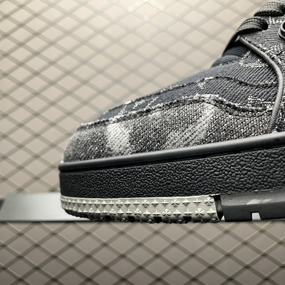 Low-top casual sneakers