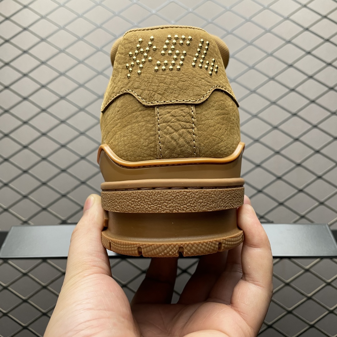 Brown low-top casual sneakers