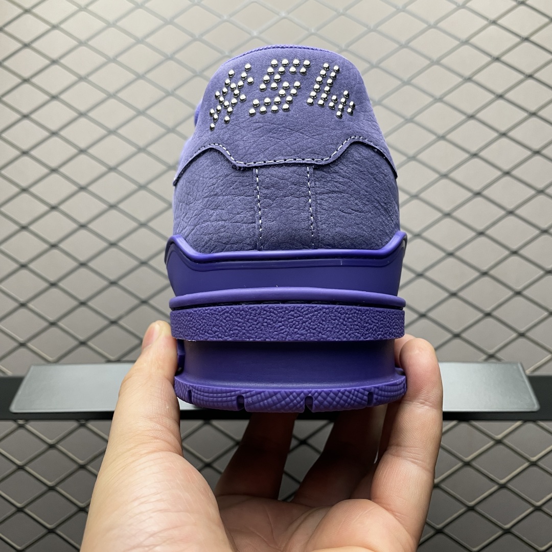 Low-top casual sneakers