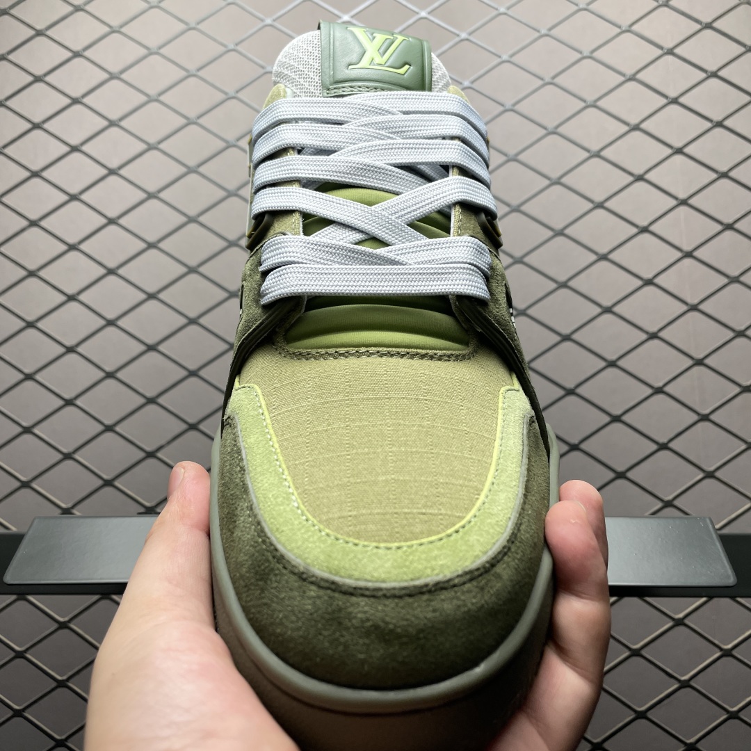 Light green low-top casual sneakers