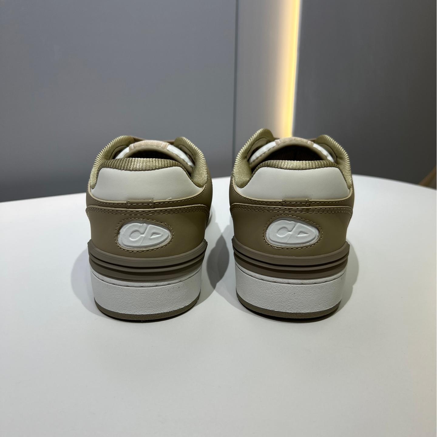 Low-top casual couple sneakers