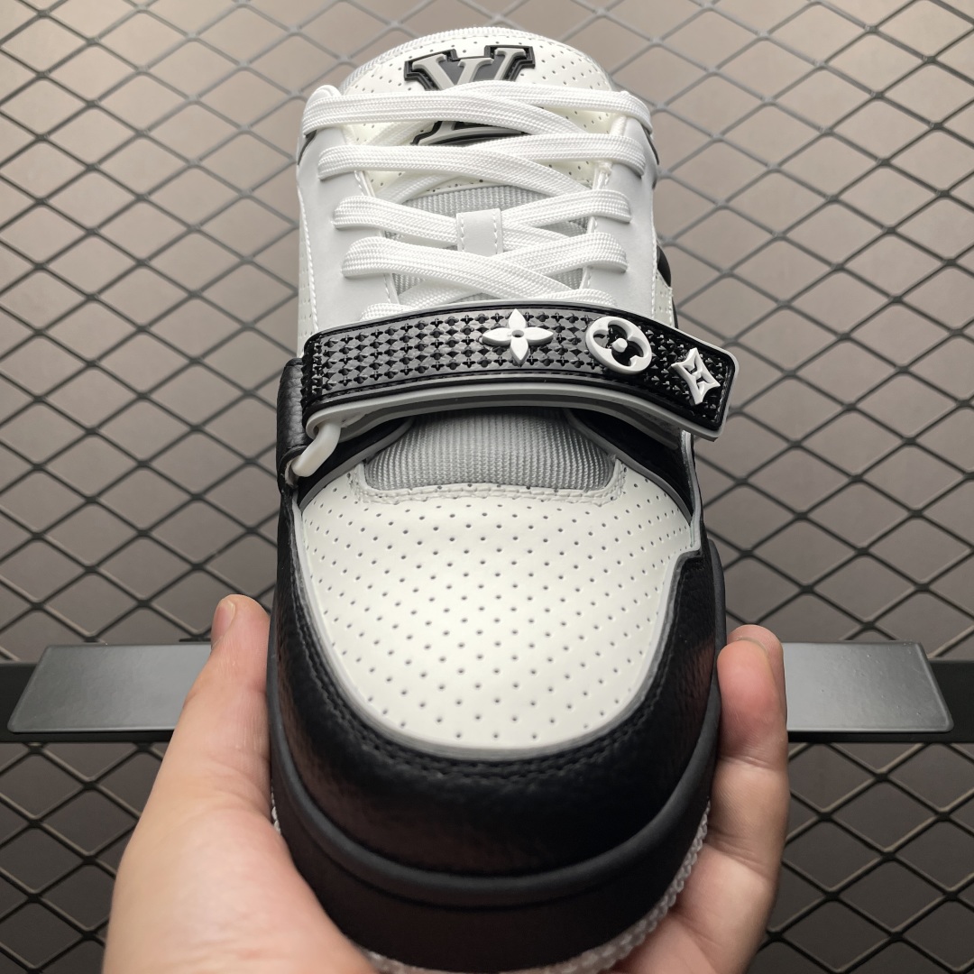 Low-top casual sneakers