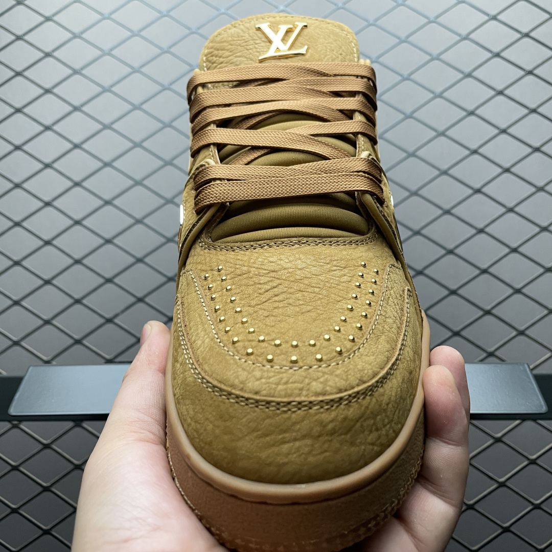 Brown low-top casual sneakers