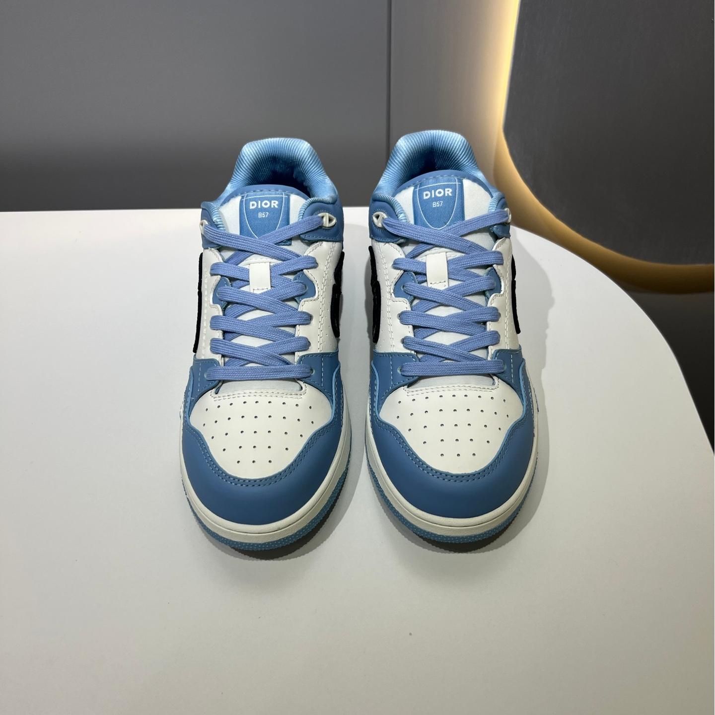 Low-top casual couple sneakers