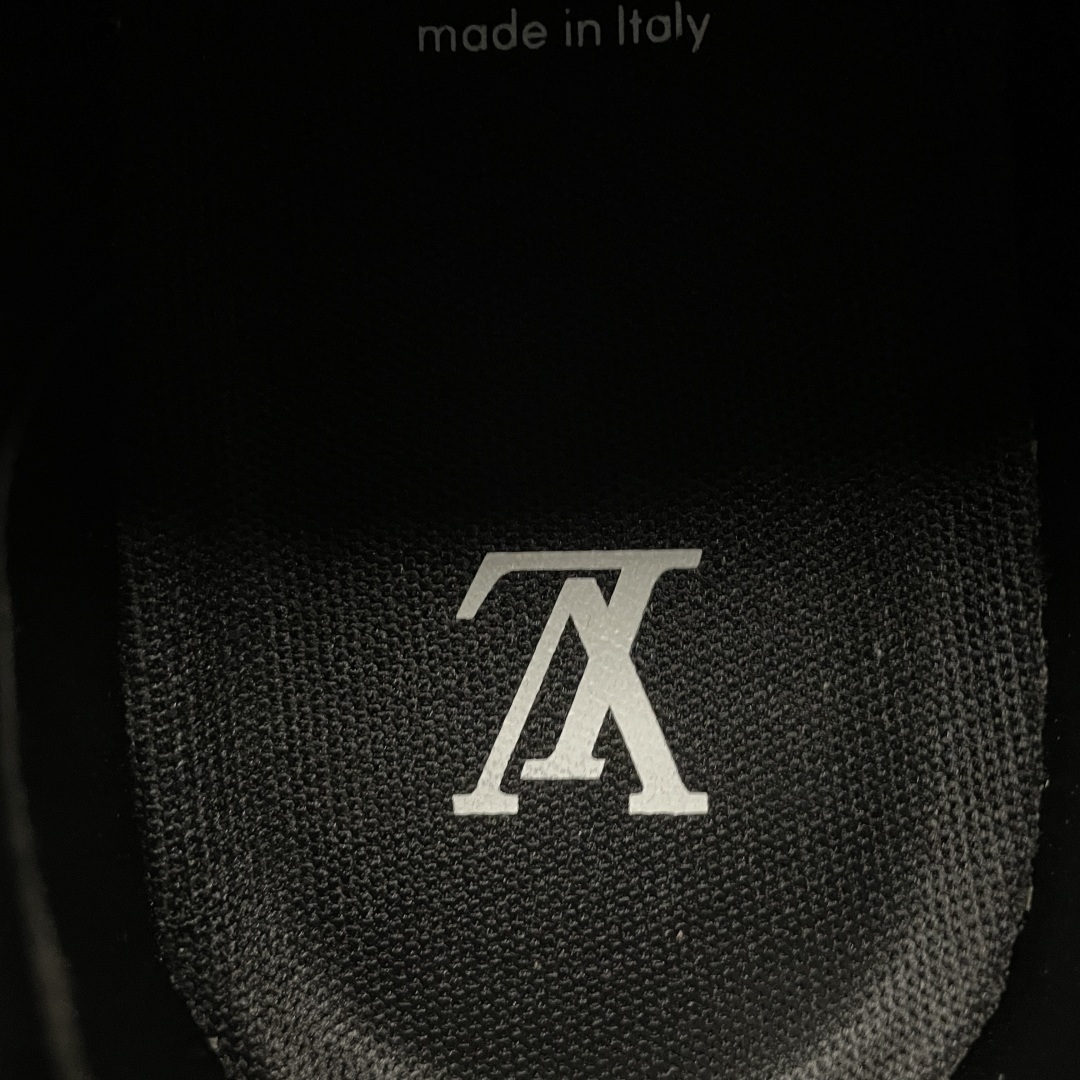 Low-top casual sneakers