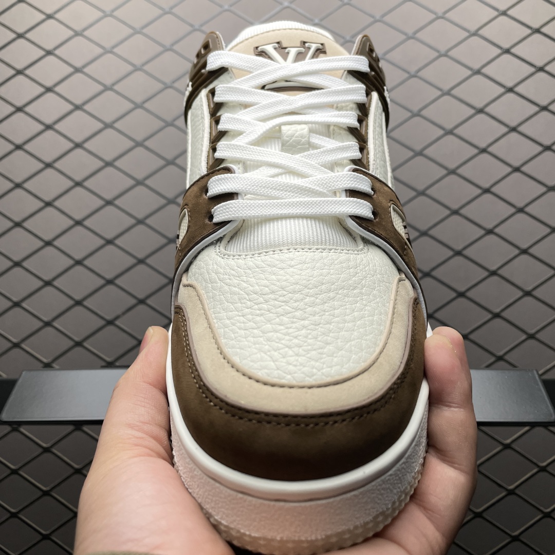 Low-top casual sneakers