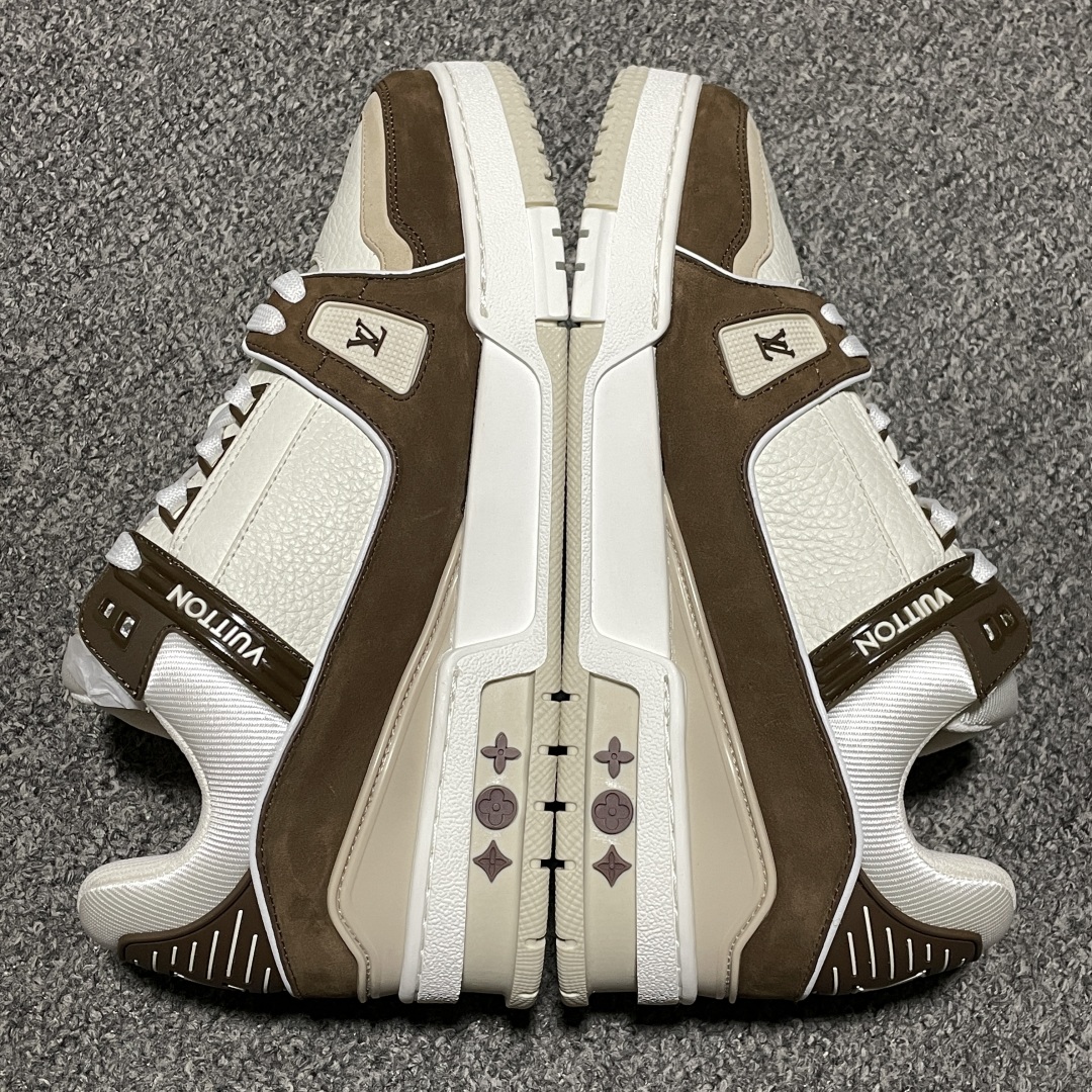 Low-top casual sneakers